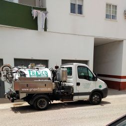 Frasco, Instalaciones y Desatoros hombre sacando mangera de camión